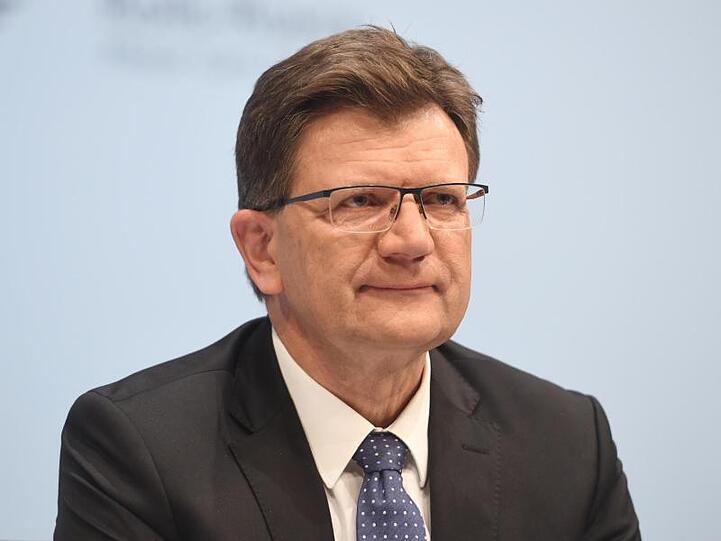 Klaus Fröhlich, Entwicklungsvorstand der BMW AG, bei der Bilanz-Pressekonferenz des Automobilherstellers BMW. Foto: Tobias Hase/Archivbild