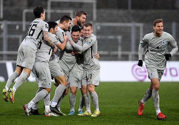 Pure Freude und Erleichterung: Der Mannschaft des TSV 1860 war die Befreiung bei den Torjubeln deutlich anzumerken. Pure Freude und Erleichterung: Der Mannschaft des TSV 1860 war die Befreiung bei den Torjubeln deutlich anzumerken.