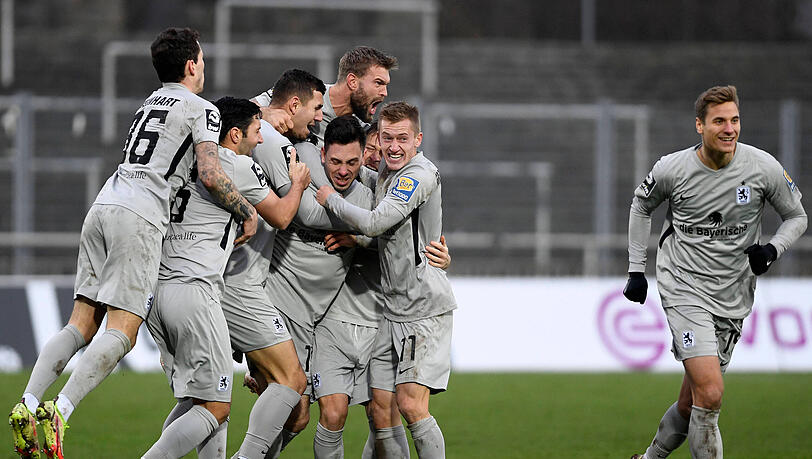 Pure Freude und Erleichterung: Der Mannschaft des TSV 1860 war die Befreiung bei den Torjubeln deutlich anzumerken.
