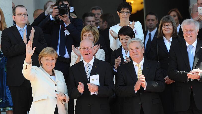 Horst Seehofer (CSU) ist bayerischer Ministerpräsident. Kanzlerin Angela Merkel (CDU) führt in ihrem zweiten Kabinett die schwarz-gelbe Koalition an.