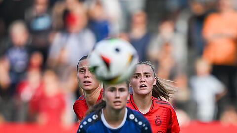 Potsdams Mia Schmid (M) lieferte mit dem Aufsteiger den Münchnerinnen um Klara Bühl (l) und Georgia Stanway einen harten Kampf.
