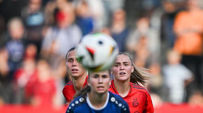 Potsdams Mia Schmid (M) lieferte mit dem Aufsteiger den Münchnerinnen um Klara Bühl (l) und Georgia Stanway einen harten Kampf.