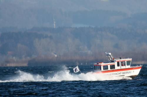 Boote der Gstadter Wasserwacht suchen nach dem Ultraleichtflugzeug