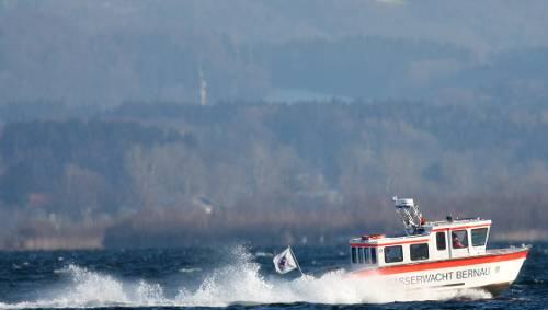Boote der Gstadter Wasserwacht suchen nach dem Ultraleichtflugzeug Boote der Gstadter Wasserwacht suchen nach dem Ultraleichtflugzeug