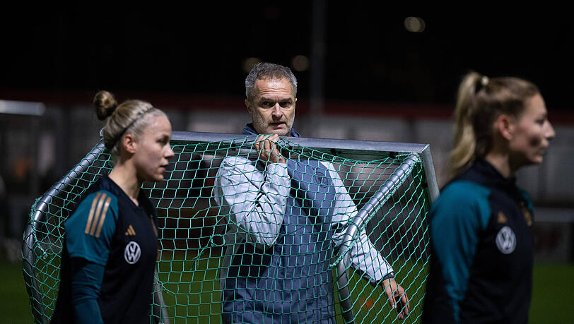 DFB-Coach Christian Wück testet derzeit junge Spielerinnen. DFB-Coach Christian Wück testet derzeit junge Spielerinnen.
