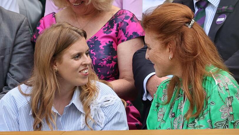 Prinzessin Beatrice mit ihrer Mutter Fergie in der Royal Box in Wimbledon.
