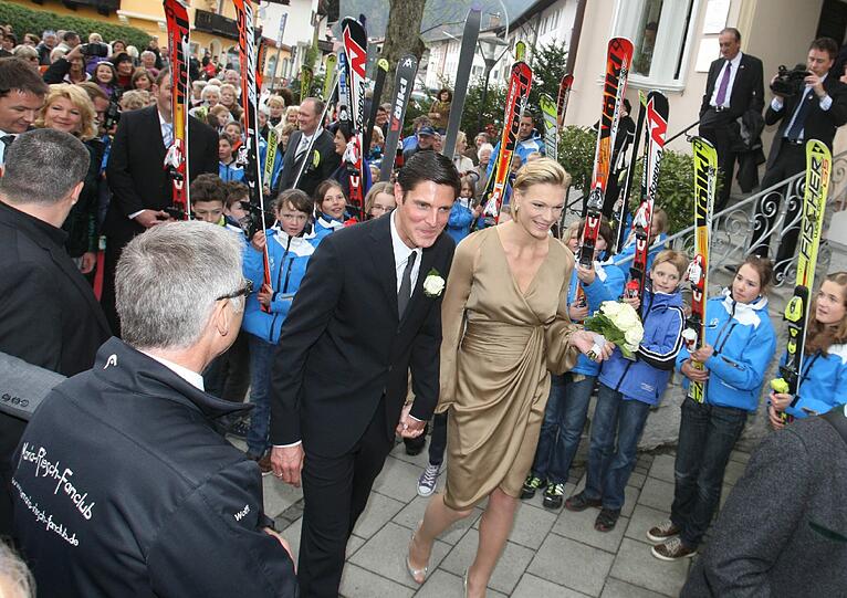 Maria Riesch: Standesamtliche Trauung in der goldenen Robe. Der Ski-Star hat in Partenkirchen den Manager Marcus Höfl geheiratet.