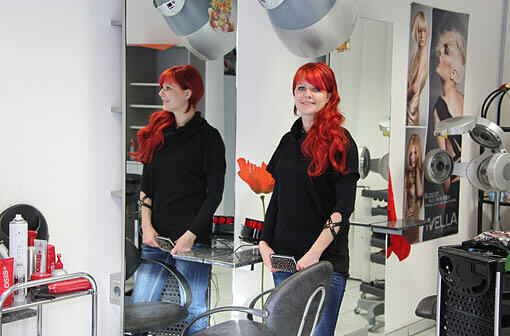 Heute hat sie ihren eigenen kleinen Friseursalon. Doch für Meisterin Denise Starzner gab es auch schlechtere Zeiten, in denen sie finanzielle Unterstützung brauchte.
