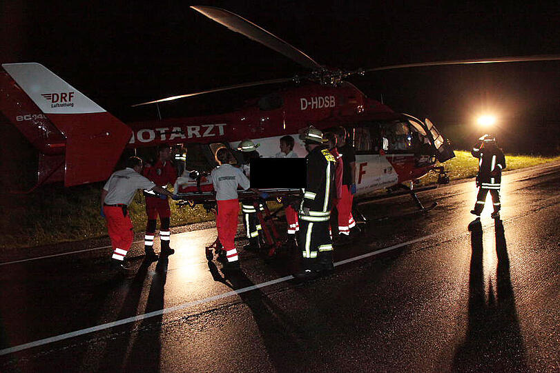 Heftiger Crash im Großhaager Forst: Ein 26-Jähriger kommt von der Fahrbahn ab und prallt gegen einen Baum