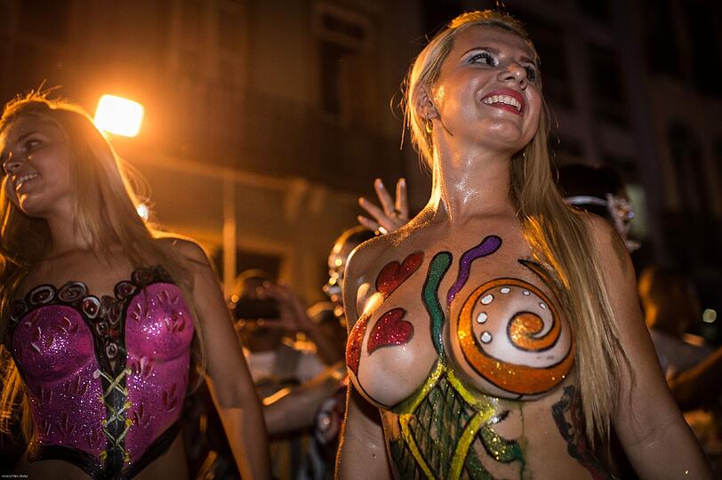 Ziemlich bunt, ziemlich heiß und ziemlich nackt: Beim Sambodromo tobt der brasilianische Karneval bei Temperaturen von über 30 Grad. Die Bilder.