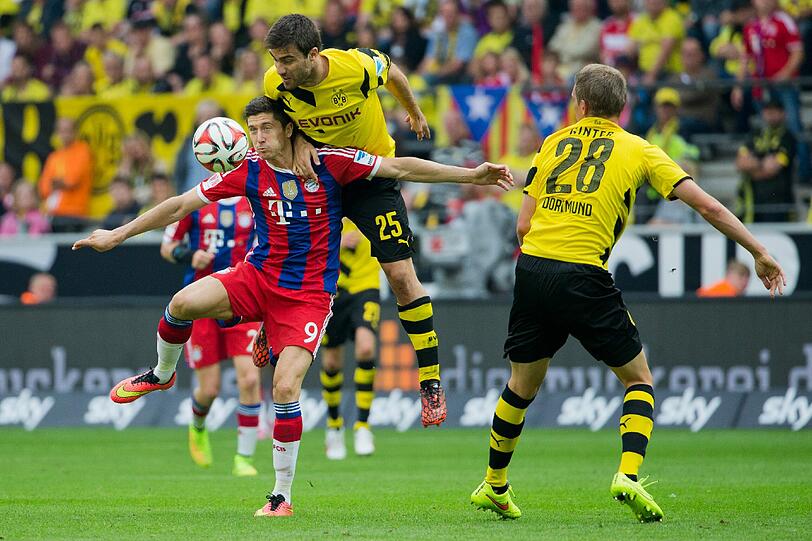 Robert Lewandowski (li.) trifft am Samstag auf seinen Ex-Klub Dortmund.