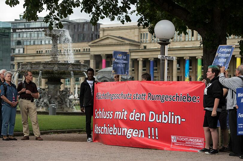 &bdquo;Abschiebungsschutz statt Rumgeschiebe&ldquo;: Demonstranten protestieren auf dem Schlossplatz in Stuttgart gegen Abschiebungen.