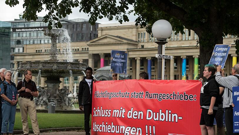 &bdquo;Abschiebungsschutz statt Rumgeschiebe&ldquo;: Demonstranten protestieren auf dem Schlossplatz in Stuttgart gegen Abschiebungen.
