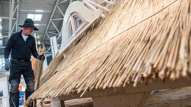Ein Dachdecker auf der Internationalen Handwerksmesse: Der Branche mangelt es an Auszubildenden. Ein Dachdecker auf der Internationalen Handwerksmesse: Der Branche mangelt es an Auszubildenden.