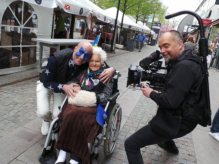 Auch im schwedischen Fernsehen ist Oma Ella zu sehen. Hier posiert sie mit einem Moderator.
