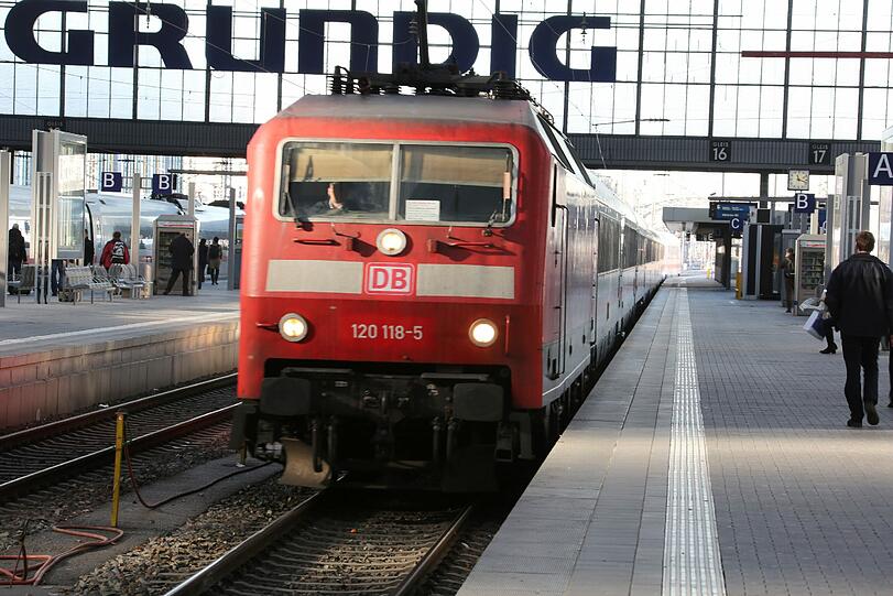 ... reicht über die Grenze bis in die Schweiz. Die Fahrt von München nach Basel dauert ohne Umsteigen vier Stunden, zwölf Minuten.