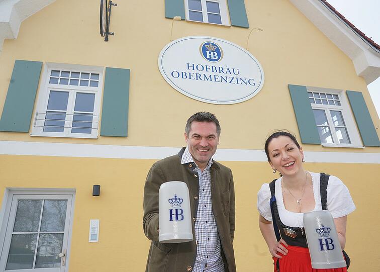 Das ist de Neu-Bayer in der Verdistraße: Wirt Manfred Balthasar Schmid &ndash; hier mit Servicekraft Ivenka. 	Foto: Daniel von Loeper