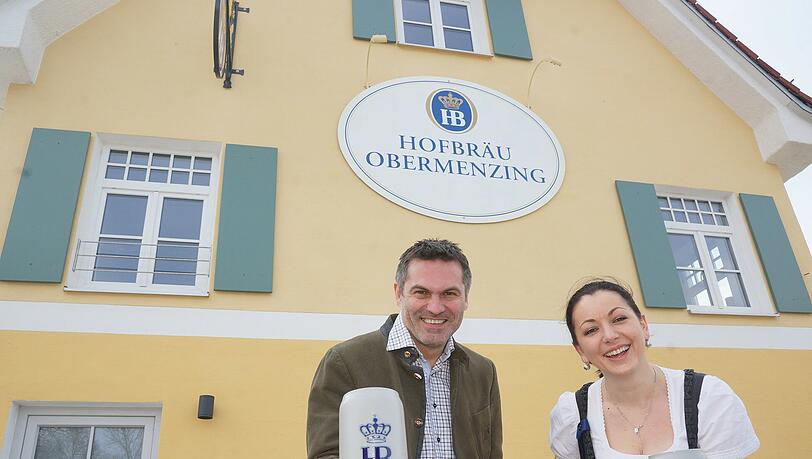 Das ist de Neu-Bayer in der Verdistraße: Wirt Manfred Balthasar Schmid – hier mit Servicekraft Ivenka. Foto: Daniel von Loeper Das ist de Neu-Bayer in der Verdistraße: Wirt Manfred Balthasar Schmid – hier mit Servicekraft Ivenka. Foto: Daniel von Loeper