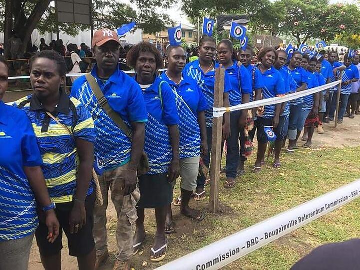 Menschen in Buka stehen Schlange, um am Referendum über die Unabhängigkeit von Bougainville teilzunehmen.