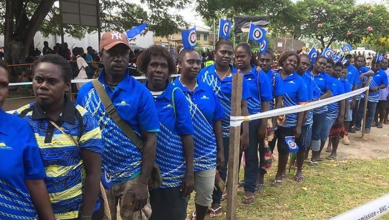 Menschen in Buka stehen Schlange, um am Referendum über die Unabhängigkeit von Bougainville teilzunehmen. Menschen in Buka stehen Schlange, um am Referendum über die Unabhängigkeit von Bougainville teilzunehmen.