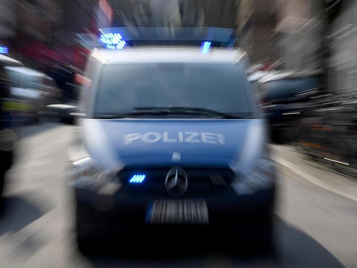 Ein Polizeiwagen mit eingeschaltetem Blaulicht. Foto: Carsten Rehder/dpa/Archivbild
