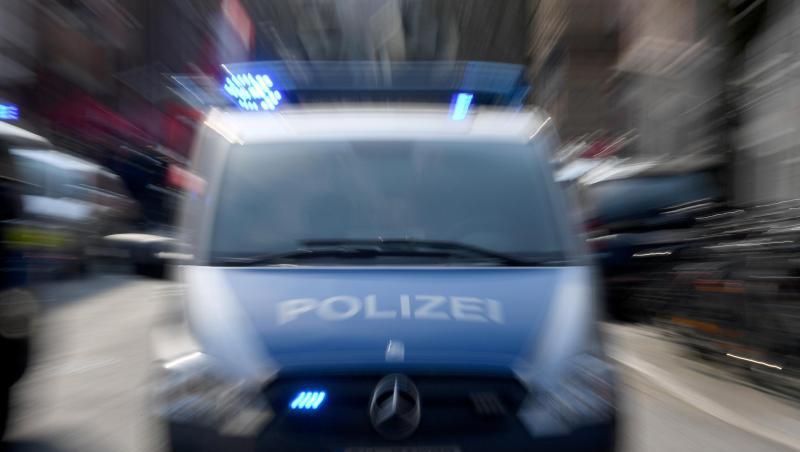 Ein Polizeiwagen mit eingeschaltetem Blaulicht. Foto: Carsten Rehder/dpa/Archivbild Ein Polizeiwagen mit eingeschaltetem Blaulicht. Foto: Carsten Rehder/dpa/Archivbild