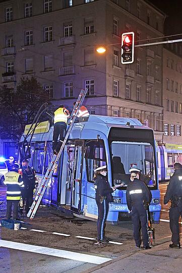 Der heftige Aufprall des in der Grundausstattung ab 150.000 Euro erhältlichen Fahrzeugs warf den Triebwagen aus dem Gleis - die Tram kam erst kurz vor dem Fußweg der Reichenbachbrücke zum Stehen.
