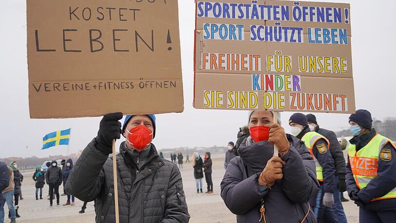 Für Öffnungen im Sportbereich protestieren diese beiden Demonstranten. Für Öffnungen im Sportbereich protestieren diese beiden Demonstranten.