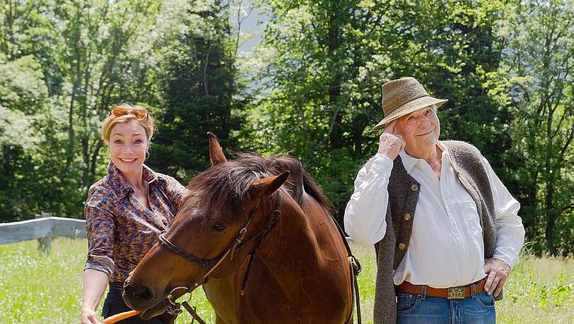 "Zimmer mit Stall: Über alle Berge": Barthl (Friedrich von Thun) und Sophie (Aglaia Szyszkowitz) beherbergen das Pferd eines Fremden.