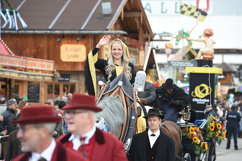 Das Münchner Kindl Viktoria Ostler beim Einzug der Wiesnwirte auf der Theresienwiese.
