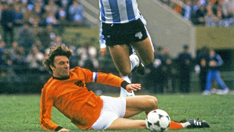 Kapitän und Abräumer: Ruud Krol im Finale 1978 gegen Daniel Bertoni. Kapitän und Abräumer: Ruud Krol im Finale 1978 gegen Daniel Bertoni.