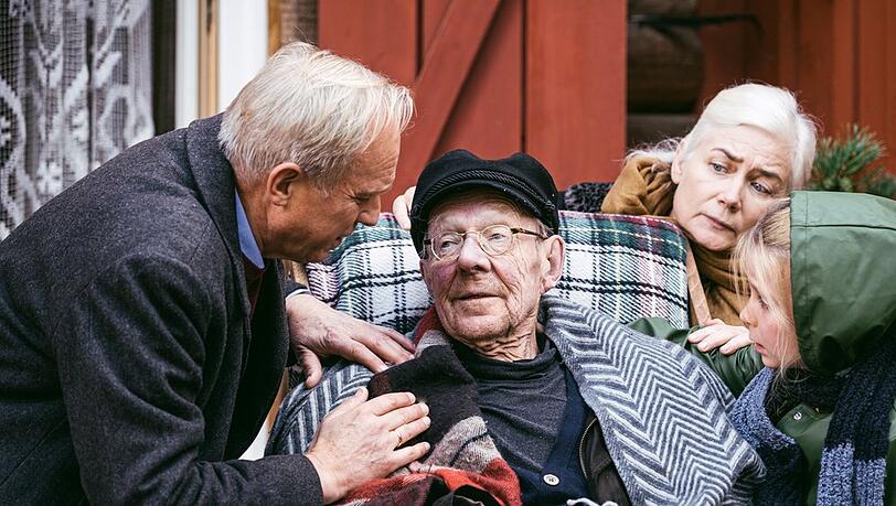 "Meeresleuchten": Der rüstige, streitbare Kauz Max (Hans Peter Korff, M.) bekommt Hilfe von seinem neuen Freund Thomas Wintersperger (Ulrich Tukur, l).