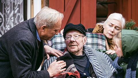 "Meeresleuchten": Der rüstige, streitbare Kauz Max (Hans Peter Korff, M.) bekommt Hilfe von seinem neuen Freund Thomas Wintersperger (Ulrich Tukur, l).