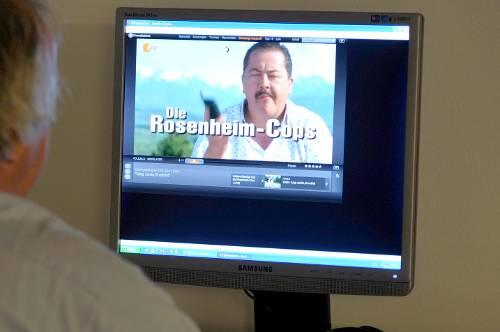 &bdquo;Die Rosenheim Cops&ldquo; am PC schauen &ndash; das geht dank der stark verbesserten Angebote im Internet-Fernsehen.