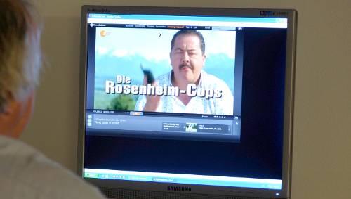 &bdquo;Die Rosenheim Cops&ldquo; am PC schauen &ndash; das geht dank der stark verbesserten Angebote im Internet-Fernsehen.