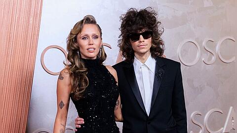 Da musste man zweimal hinschauen: Miley Cyrus war mit ihren gebleichten Augenbrauen kaum zu erkennen. Freund Maxx Morendo verdeckte seine Augenpartie gleich ganz mit einer Sonnenbrille.