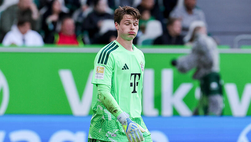 Torhueter Jonas Urbig FC Bayern Muenchen schaut entt&auml;uscht im Spiel gegen VfL Wolfsburg.