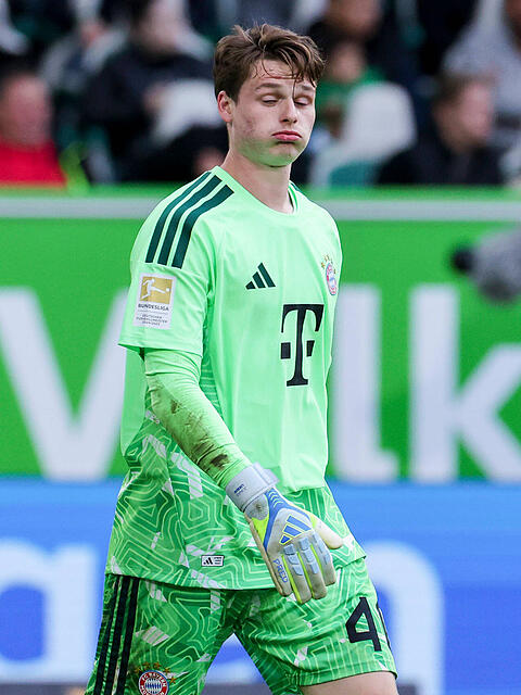 Torhueter Jonas Urbig FC Bayern Muenchen schaut entt&auml;uscht im Spiel gegen VfL Wolfsburg.