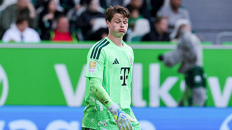 Torhueter Jonas Urbig FC Bayern Muenchen schaut entt&auml;uscht im Spiel gegen VfL Wolfsburg.