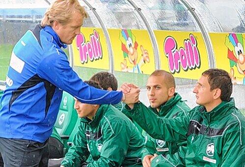 Ab zum Baby: Trainer Mike Büskens  (l.) gab Asen Karaslavov (r.) Sonderurlaub, Dani Schahin (Mitte) darf in der Winterpause für ein halbes Jahr gehen.