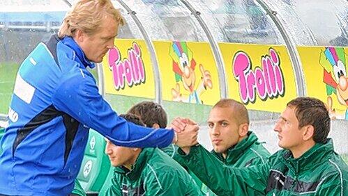Ab zum Baby: Trainer Mike Büskens (l.) gab Asen Karaslavov (r.) Sonderurlaub, Dani Schahin (Mitte) darf in der Winterpause für ein halbes Jahr gehen. Ab zum Baby: Trainer Mike Büskens (l.) gab Asen Karaslavov (r.) Sonderurlaub, Dani Schahin (Mitte) darf in der Winterpause für ein halbes Jahr gehen.