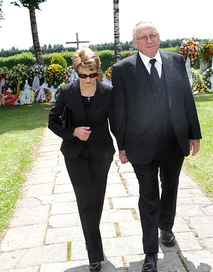 Trauer um einen Helden: Wiesn-Wirt Toni Roiderer, seine Ehe-Frau Christl und Bruder Thomas trauern um Markus. Unter den Trauergästen waren auch Waldemar Hartmann, Gabriele Weishäupl und viele Freunde der Familie. Der 33-jährige Markus Roiderer erlag einem Hirntumor. Die Bilder von der Beerdigung in Straßlach.