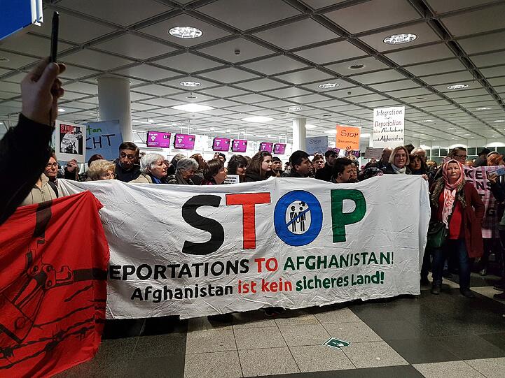 Ca. 250 Menschen demonstrierten gegen die Abschiebungen nach Afghanistan.