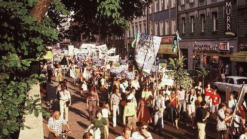 "Der Leopoldpark muss grün bleiben": Demonstration in der Schellingstraße von der Universität kommend.