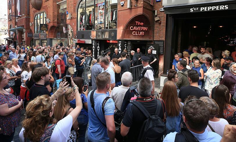 Ex-Beatle Paul McCartney tritt im Cavern Club auf. Der 76-Jährige begeistert trotz drückender Hitze 250 Fans mit seiner fast jugendlichen Spielfreude.