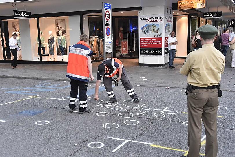 Schrecklicher Unfall: Eine 82-Jährige wird mitsamt ihrem elektrischen Rollstuhl unter einem Transporter eingeklemmt.