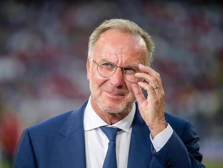 Karl-Heinz Rummenigge, Vorstandsvorsitzender von FC Bayern, steht am Spielfeldrand. Foto: Matthias Balk/Archivbild