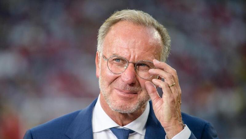 Karl-Heinz Rummenigge, Vorstandsvorsitzender von FC Bayern, steht am Spielfeldrand. Foto: Matthias Balk/Archivbild Karl-Heinz Rummenigge, Vorstandsvorsitzender von FC Bayern, steht am Spielfeldrand. Foto: Matthias Balk/Archivbild