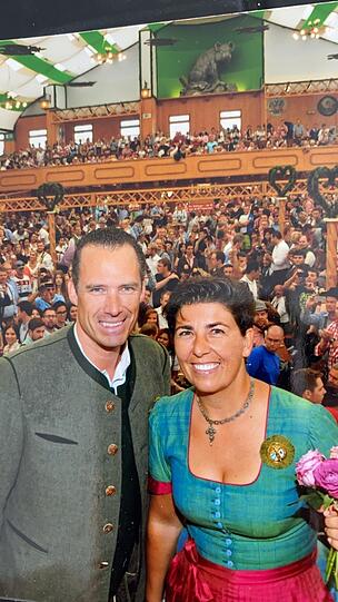 Nach wie vor glücklich: die Inselkammers bei der letzten Wiesn in ihrem Armbrustschützenzelt.