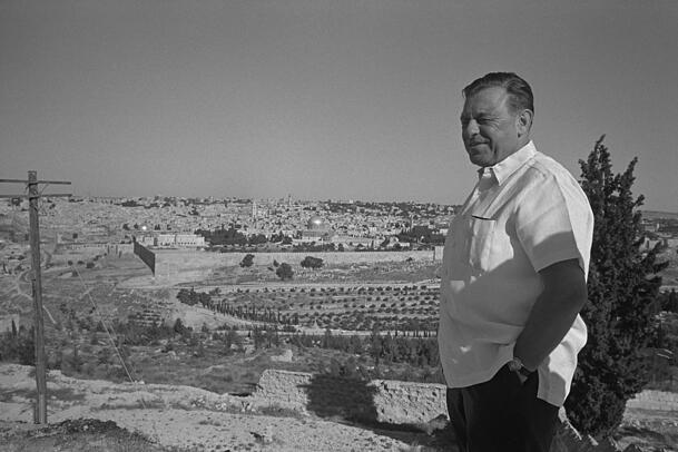 Teddy Kollek, der damalige Bürgermeister von Jerusalem in seiner Stadt. Teddy Kollek, der damalige Bürgermeister von Jerusalem in seiner Stadt.